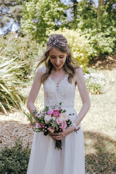 Logo Nelly MakeUp Artist : maquilleuse professionnelle, extensions de cils